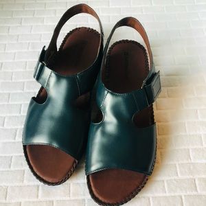 (((Sold))) - Like New Naturalizer Scout